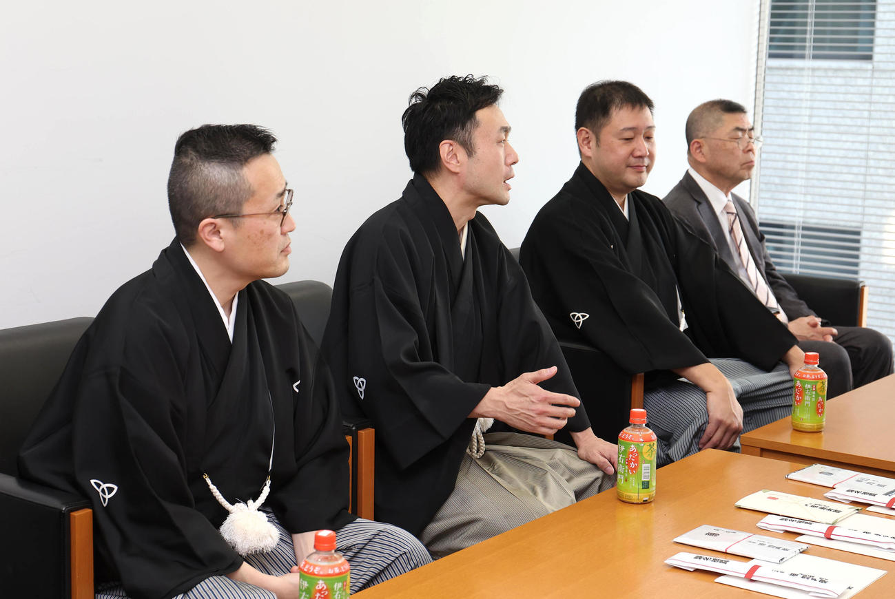 襲名披露のあいさつで日刊スポーツ新聞西日本大阪本社を訪れ意気込みを語る左から、4代目桂米之助、2代目桂惣兵衛、2代目桂力造、桂南光（撮影・白石智彦）