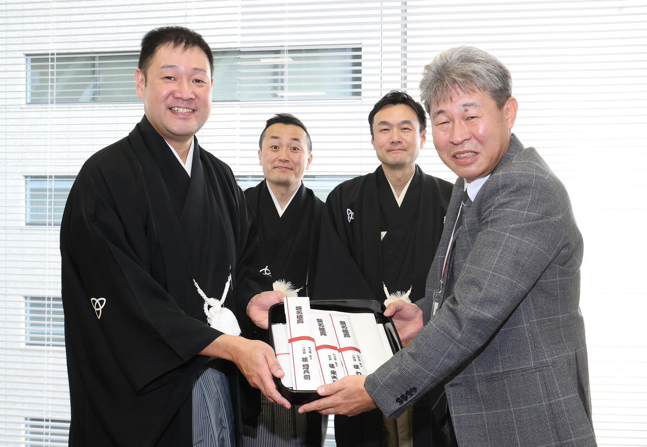 襲名披露のあいさつで日刊スポーツ新聞西日本大阪本社を訪れた左から、2代目桂力造、2代目桂惣兵衛、4代目桂米之助（撮影・白石智彦）