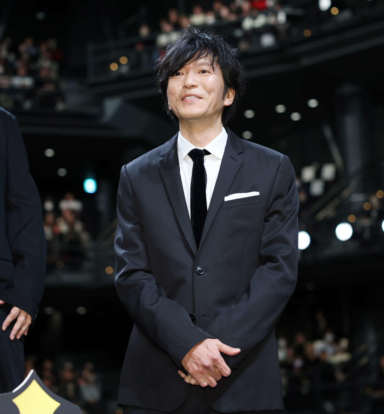 劇場版「トリリオンゲーム」完成披露舞台あいさつで笑顔を見せる田辺誠一（撮影・宮地輝）