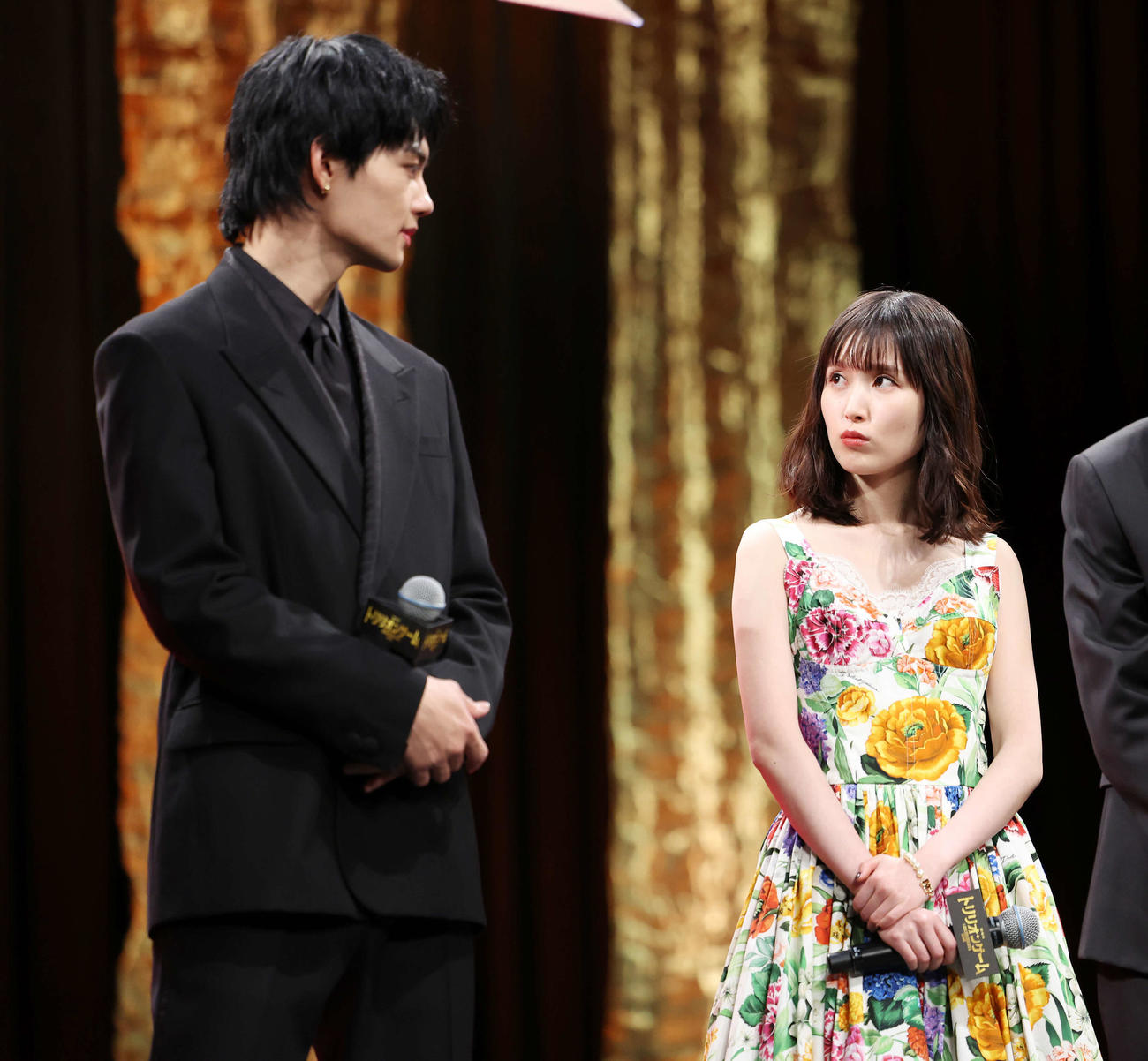 劇場版「トリリオンゲーム」完成披露舞台あいさつで佐野勇斗（左）と言葉を交わす福本莉子（撮影・宮地輝）