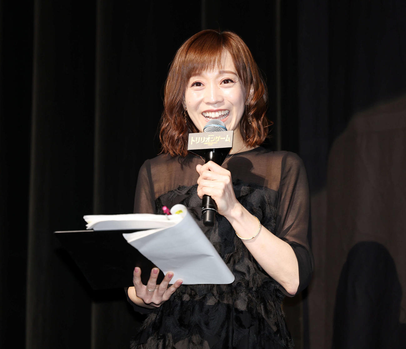 劇場版「トリリオンゲーム」完成披露舞台あいさつでMCを務める江藤愛アナウンサー（撮影・宮地輝）