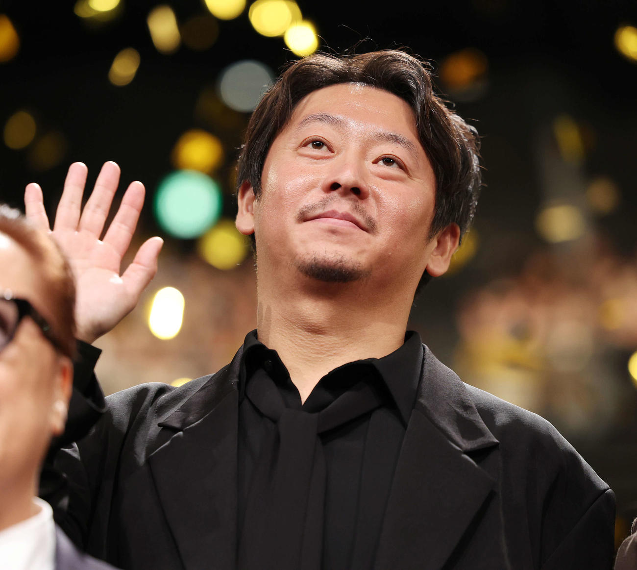 劇場版「トリリオンゲーム」完成披露舞台あいさつで手を振る村尾嘉昭監督（撮影・宮地輝）