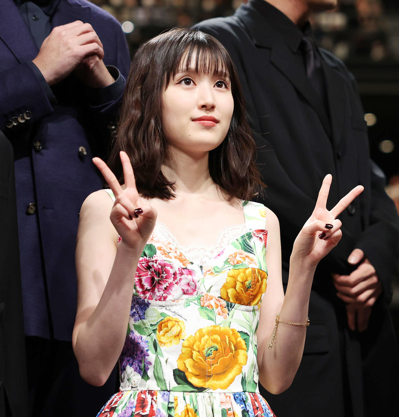 劇場版「トリリオンゲーム」完成披露舞台あいさつでダブルピースをする福本莉子（撮影・宮地輝）