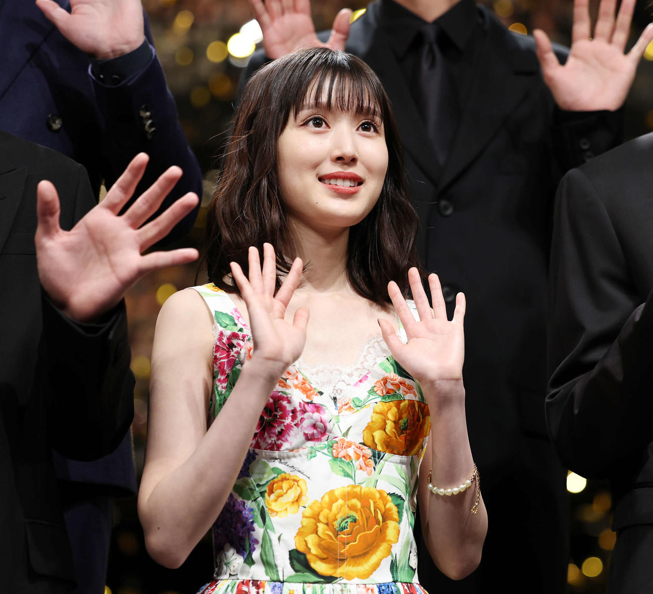 劇場版「トリリオンゲーム」完成披露舞台あいさつで笑顔で手を振る福本莉子（撮影・宮地輝）