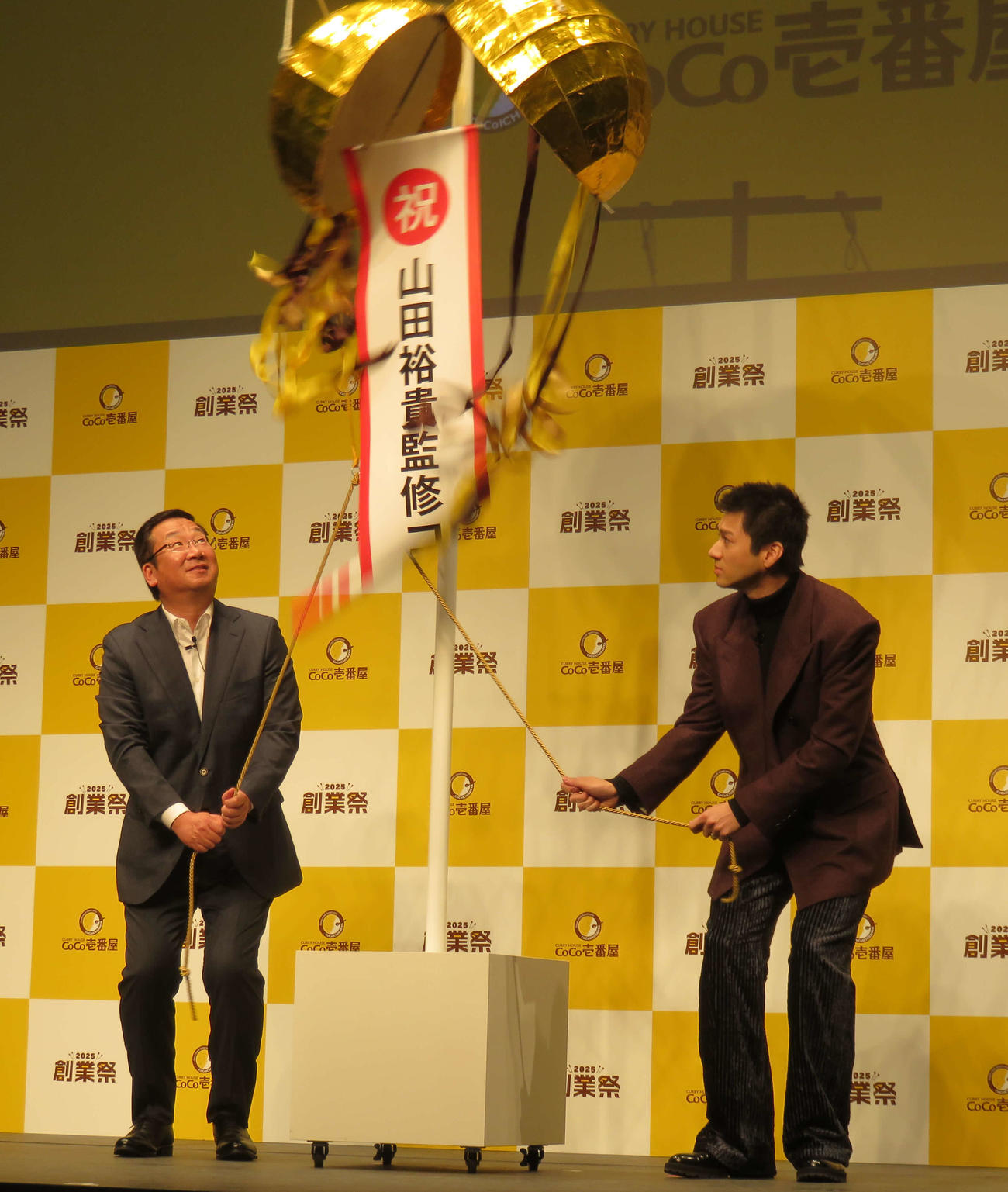 カレーハウスCoCo壱番屋の監修メニュー発表会に出席した山田裕貴（右）