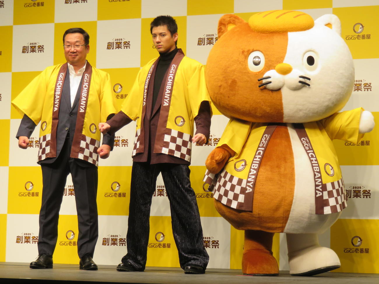 カレーハウスCoCo壱番屋の監修メニュー発表会に出席した山田裕貴（中央）