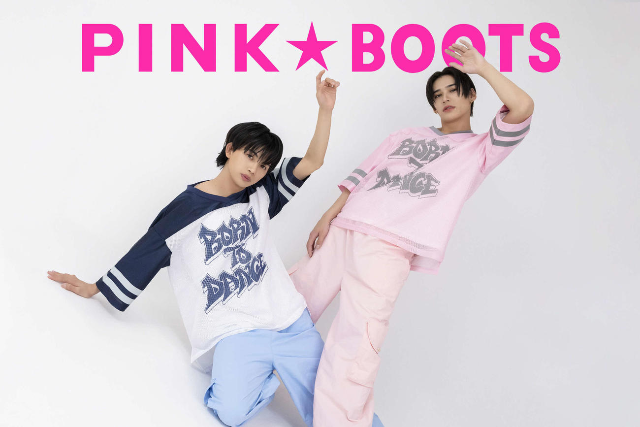 スターダストプロモーション初のオリジナルファッションブランド「PINK★BOOTS」のモデルを務めるONE N’　ONLYのNAOYA（左）とTETTA