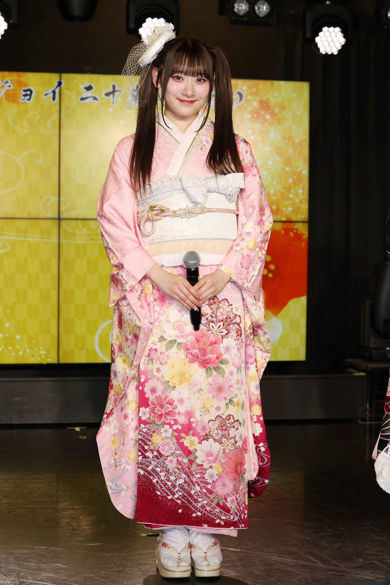 「＝LOVE　≠ME　≒JOY　二十歳のつどい」で振り袖姿を披露する＝LOVE齋藤樹愛羅（撮影・宮地輝）