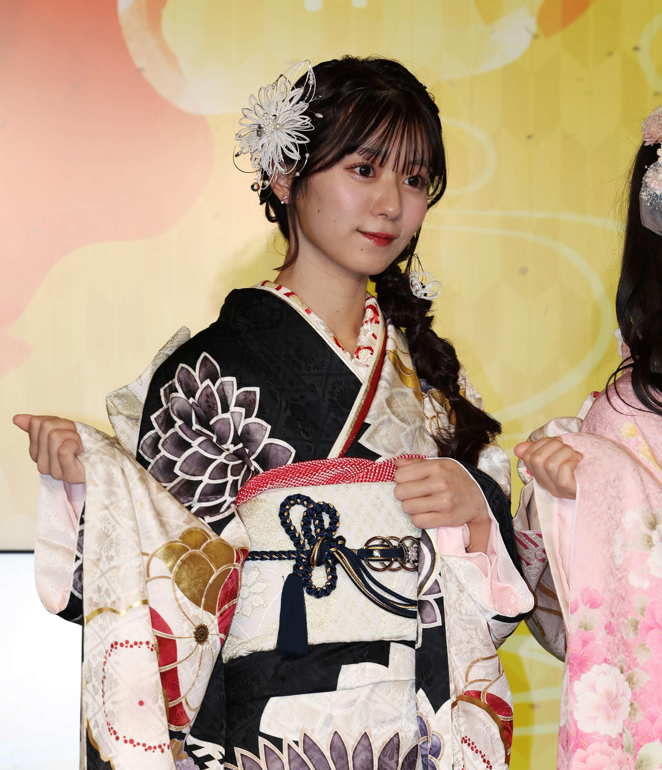 「＝LOVE　≠ME　≒JOY　二十歳のつどい」で振り袖姿を披露する≒JOY大信田美月（撮影・宮地輝）
