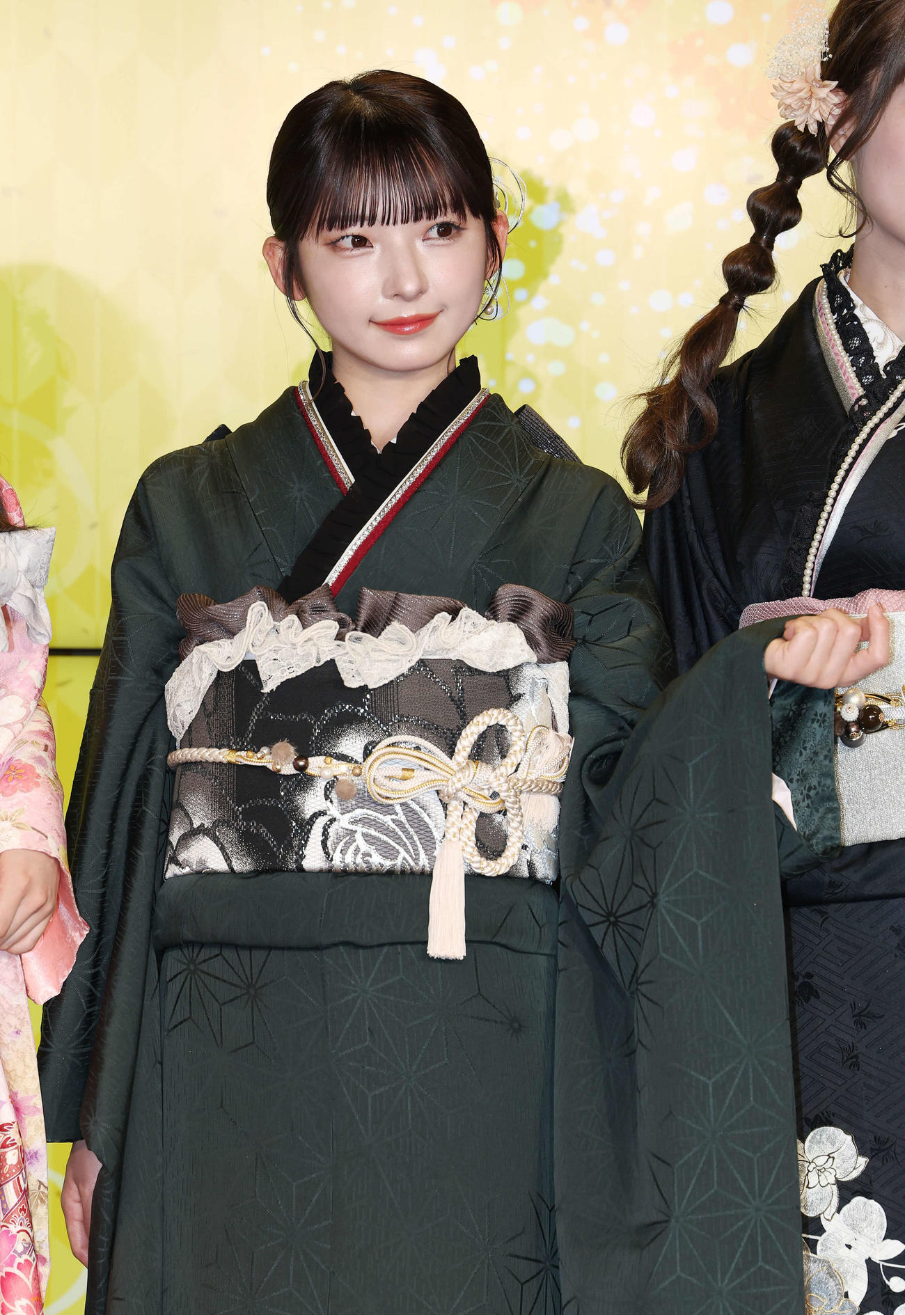 「＝LOVE　≠ME　≒JOY　二十歳のつどい」で振り袖姿を披露する≠ME永田詩央里（撮影・宮地輝）