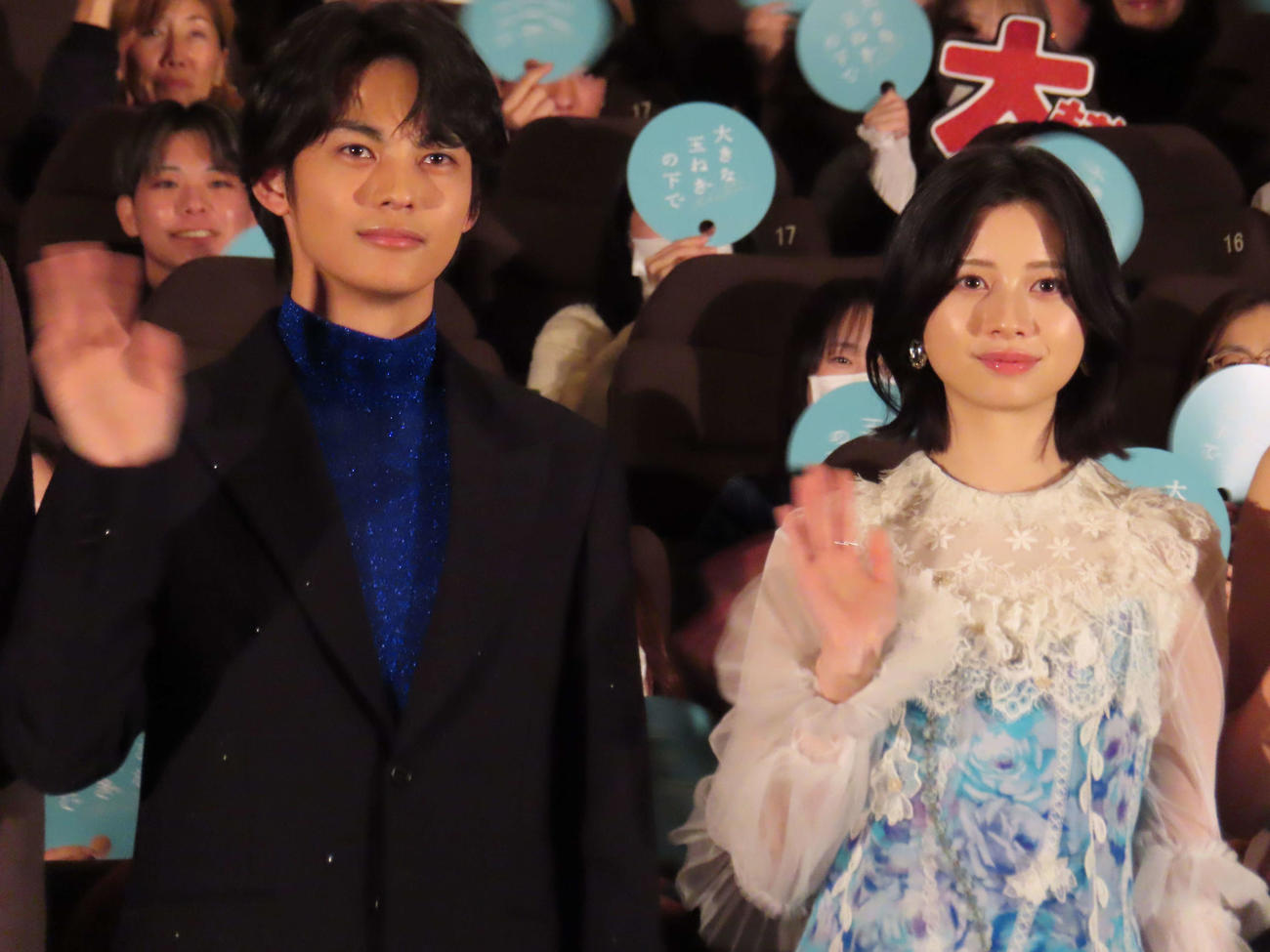 映画「大きな玉ねぎの下で」完成披露舞台あいさつに出席した神尾楓珠（左）と桜田ひより