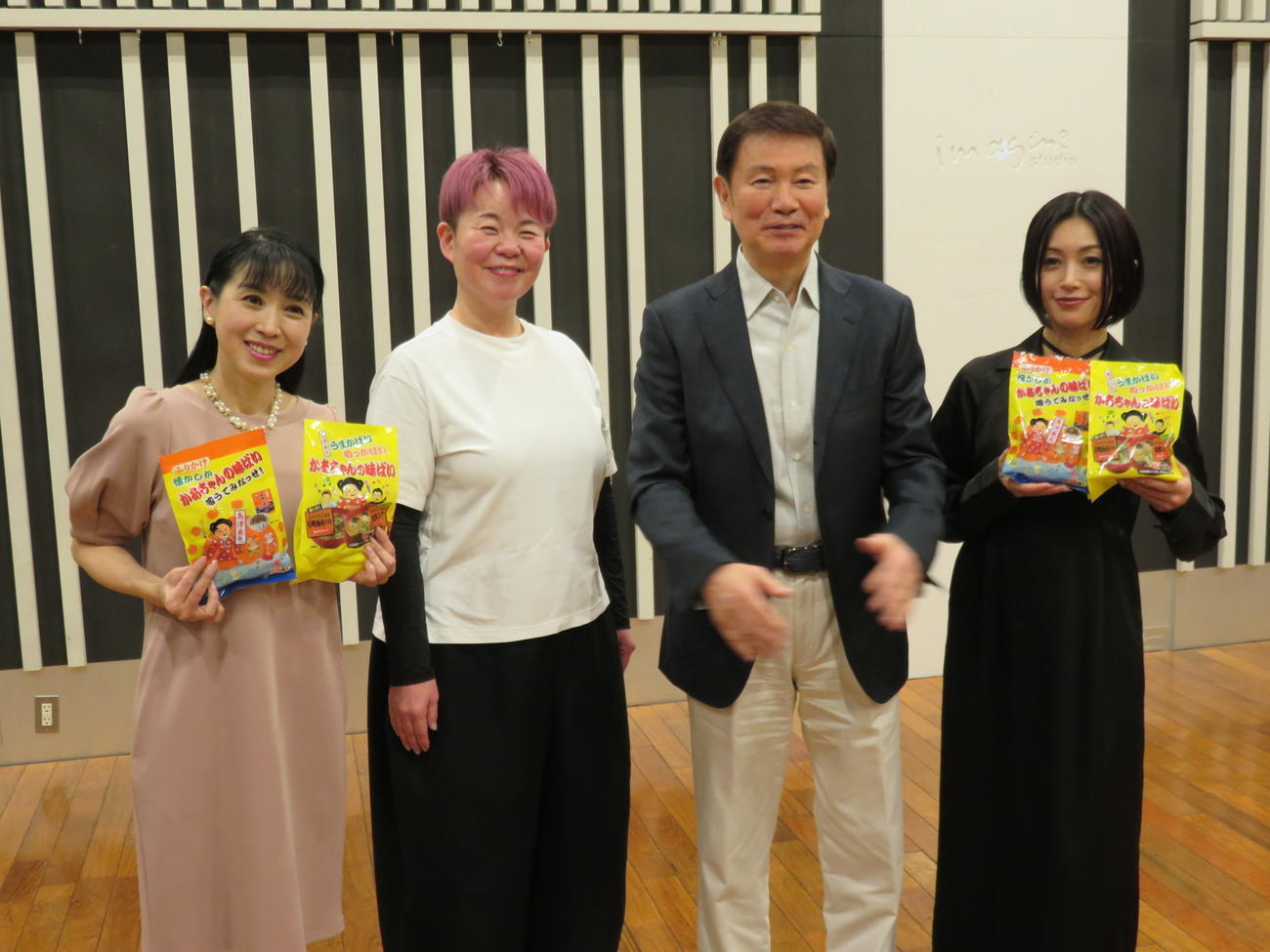 収録に参加した、左から西村知美、アヤ・シマズ、森田健作、酒井法子