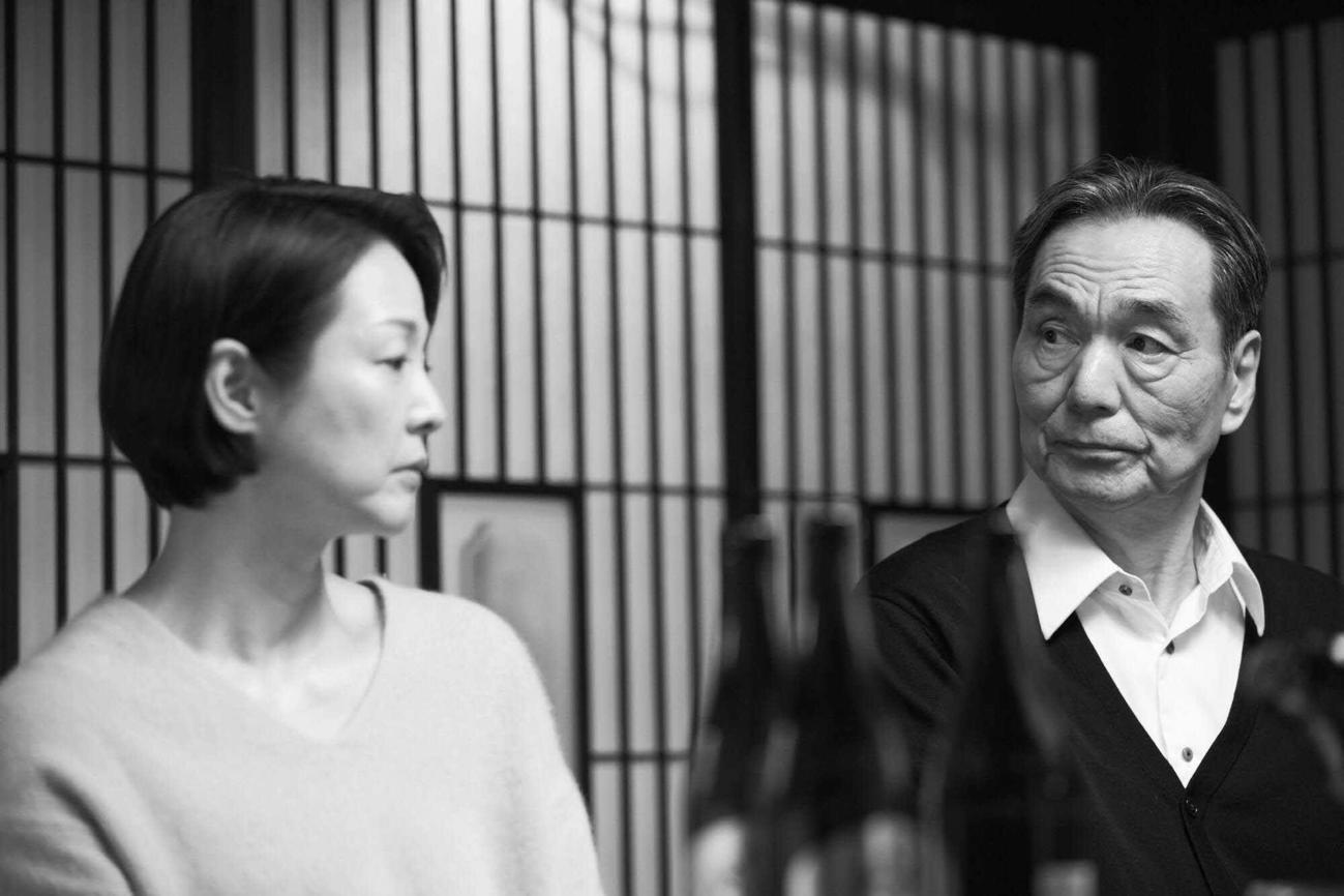 映画「敵」の1シーン。黒沢あすかと長塚京三（C）1998筒井康隆／新潮社（C）2023 EKINOMIKATA
