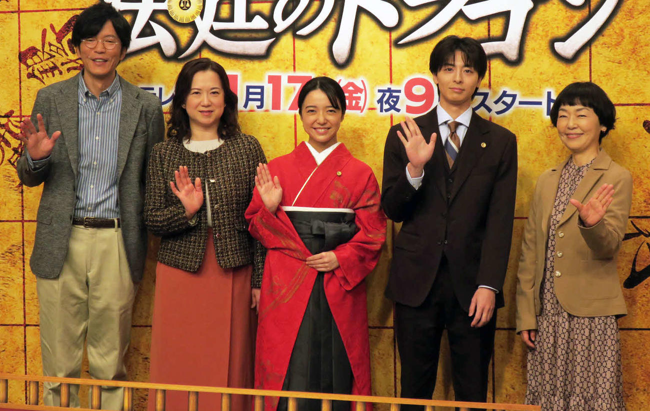 ドラマ「法廷のドラゴン」の記者会見で笑顔を見せる、左から田辺誠一、和久井映見、上白石萌音、高杉真宙、小林聡美