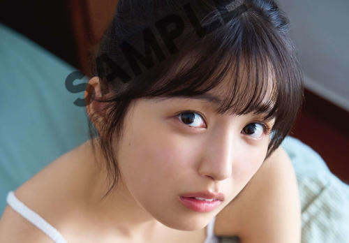 乃木坂46五百城茉央、ベッドで素肌のぞかせる上目遣いカット解禁 写真