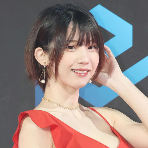 えなこ、ピンクのビキニであぐらショット「自然な笑顔がとてもcute」「無敵かわいい」の声