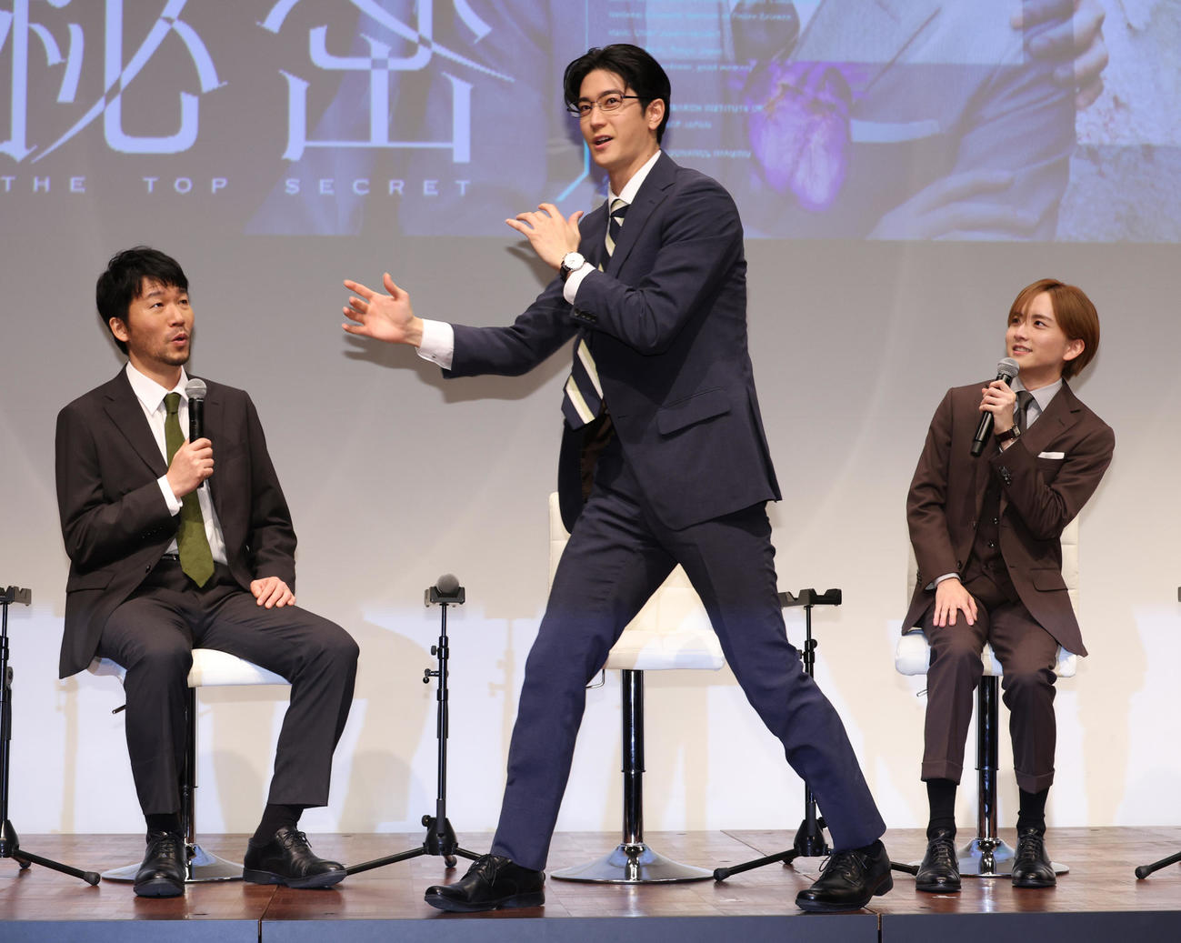 ドラマ「秘密～THE TOP SECRET～」制作発表をで収録の合間に行う拳法の型を披露する中島裕翔。左は高橋努、右は板垣李光人（撮影・中島郁夫）