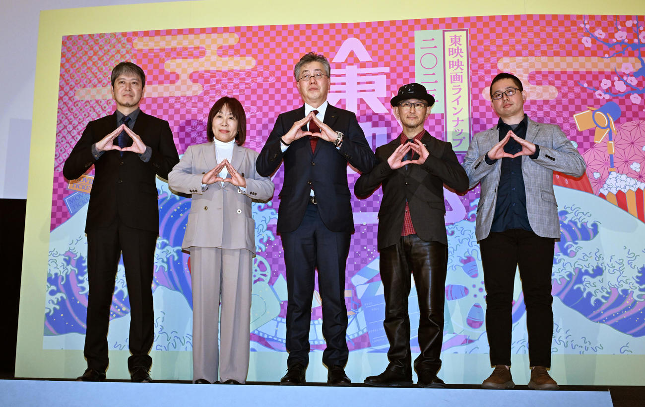 東映ラインナップ発表会で、「東映」ポーズをとる、左から五十嵐真志プロデューサー、田中栄子プロデューサー、吉村文雄社長、前田哲監督、久慈悟郎監督（撮影・千葉一成）
