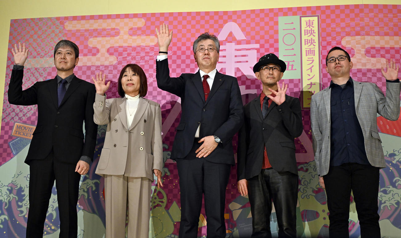 東映ラインナップ発表会で、写真撮影に応じる、左から五十嵐真志プロデューサー、田中栄子プロデューサー、吉村文雄社長、前田哲監督、久慈悟郎監督（撮影・千葉一成）
