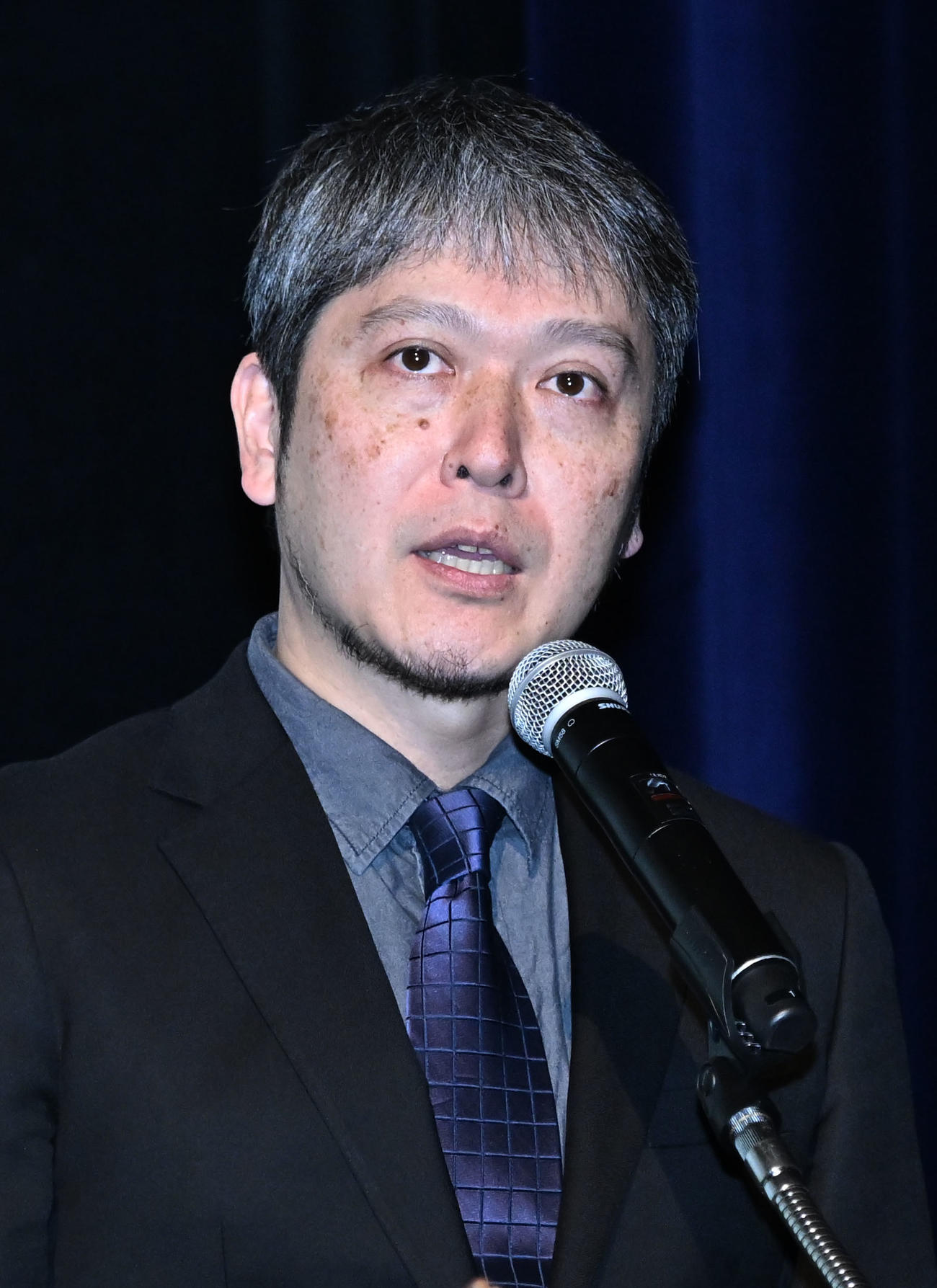 東映ラインナップ発表会であいさつする「宝島」の五十嵐真志プロデューサー（撮影・千葉一成）