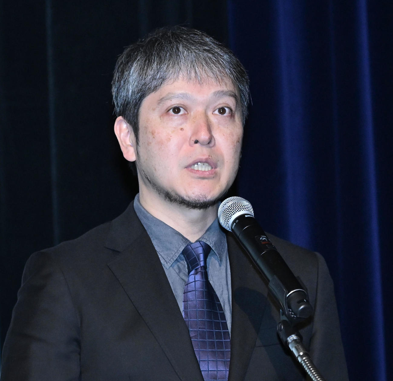 東映ラインナップ発表会であいさつする「宝島」の五十嵐真志プロデューサー（撮影・千葉一成）