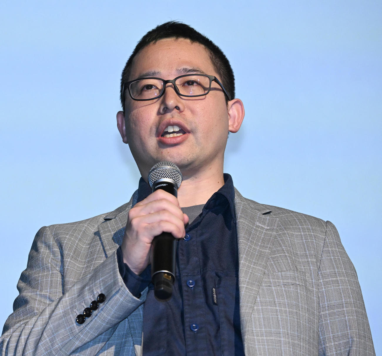 東映ラインナップ発表会であいさつする「ペリリュー－楽園のゲルニカ」の久慈悟郎監督（撮影・千葉一成）