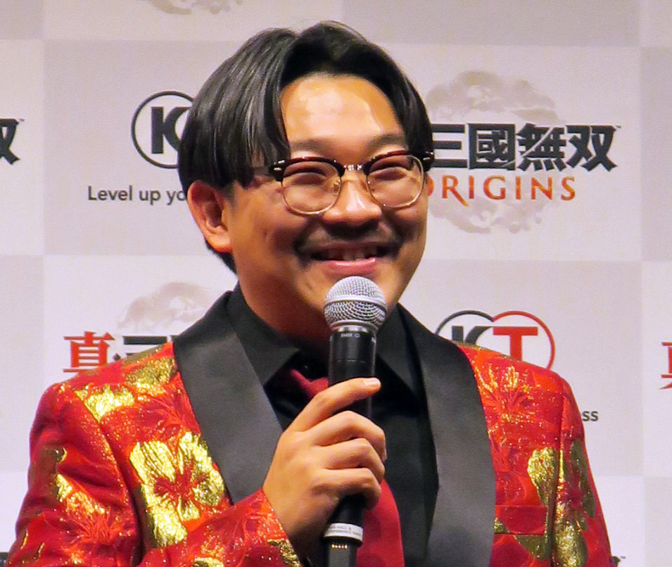 新作ゲーム「真・三國無双ORIGINS」完成発表会に登場したオズワルド伊藤俊介