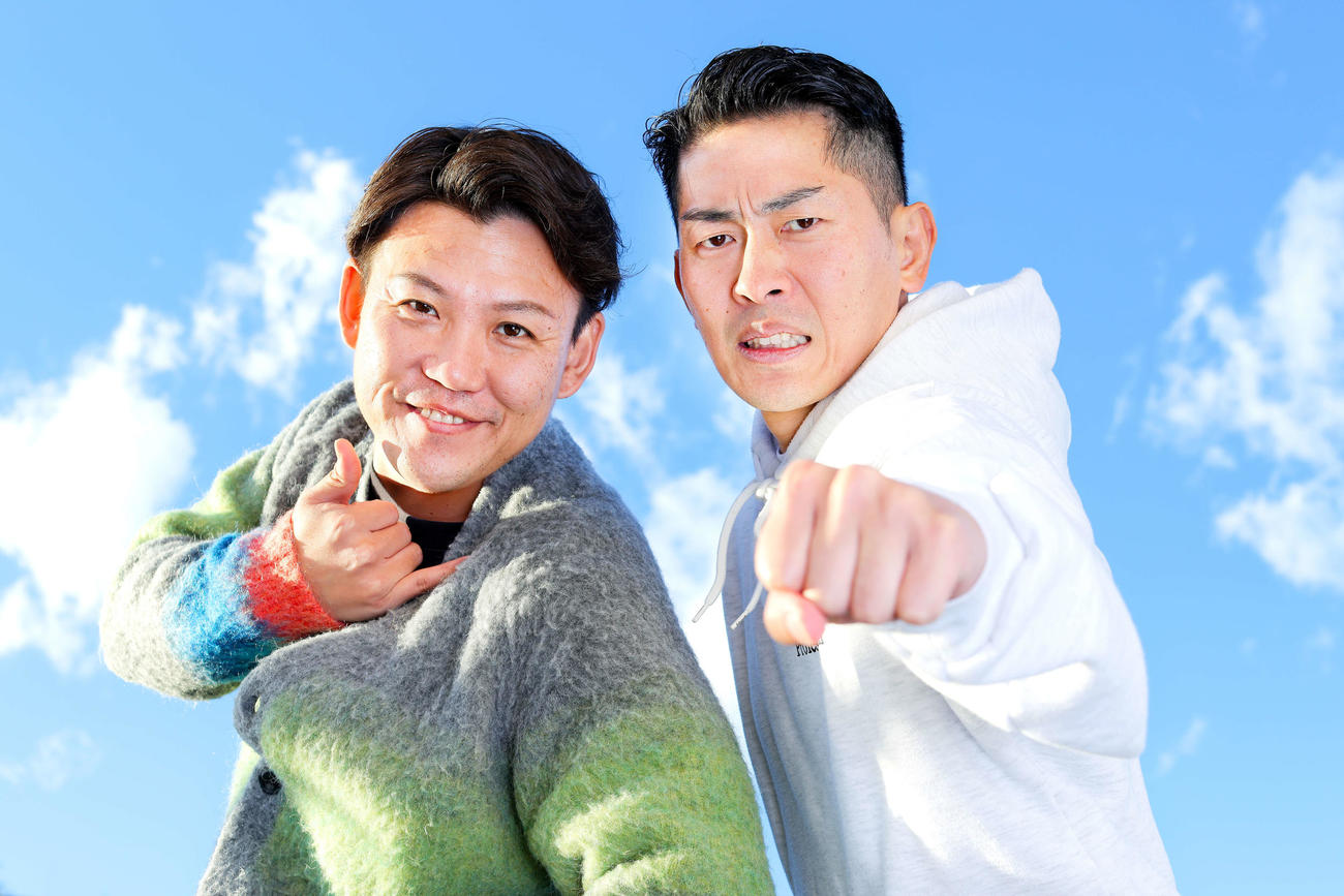 青空の下でポーズを決め写真に納まるジャングルポケットおたけ（左）と太田博久（撮影・河田真司）