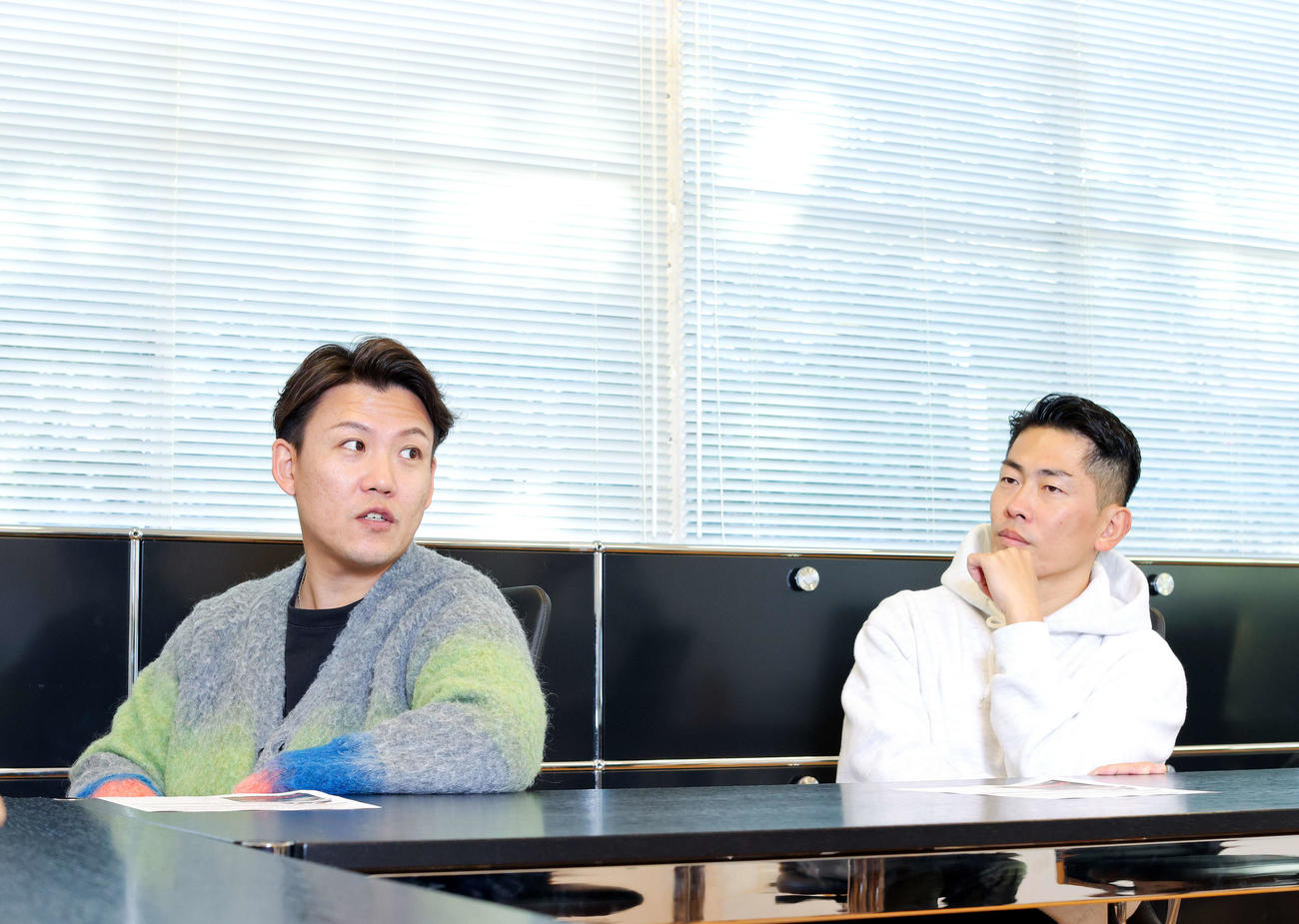 インタビューに答えるジャングルポケットおたけ（左）と太田博久（撮影・河田真司）