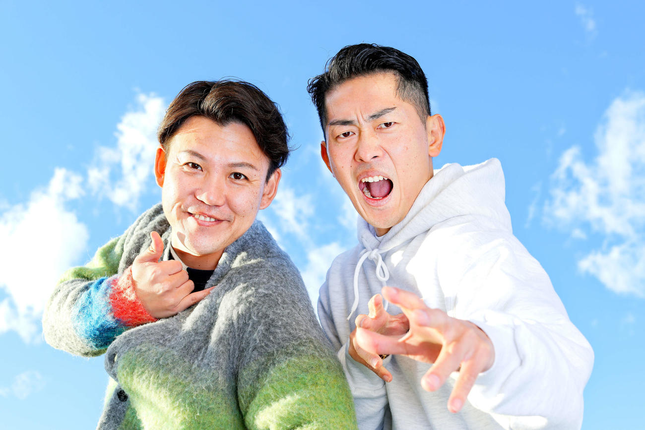青空の下でポーズを決め写真に納まるジャングルポケットおたけ（左）と太田博久（撮影・河田真司）
