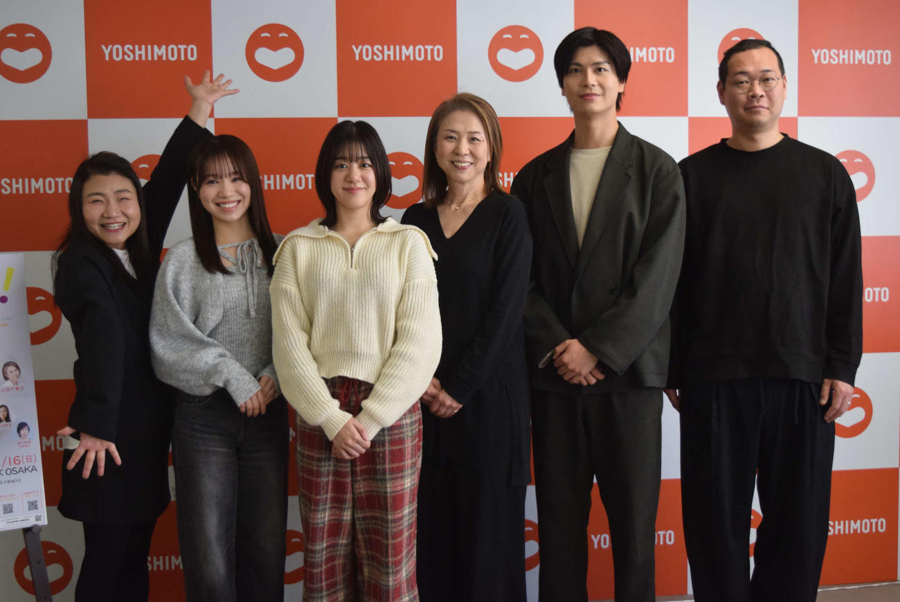 「舞台小説　ついてる！～めぐりめぐる、おむすび～」に出演する、左から）島田珠代、NMB48水田詩織、木下桜、山崎千惠子、多和田任益、福谷圭祐氏（撮影・阪口孝志）