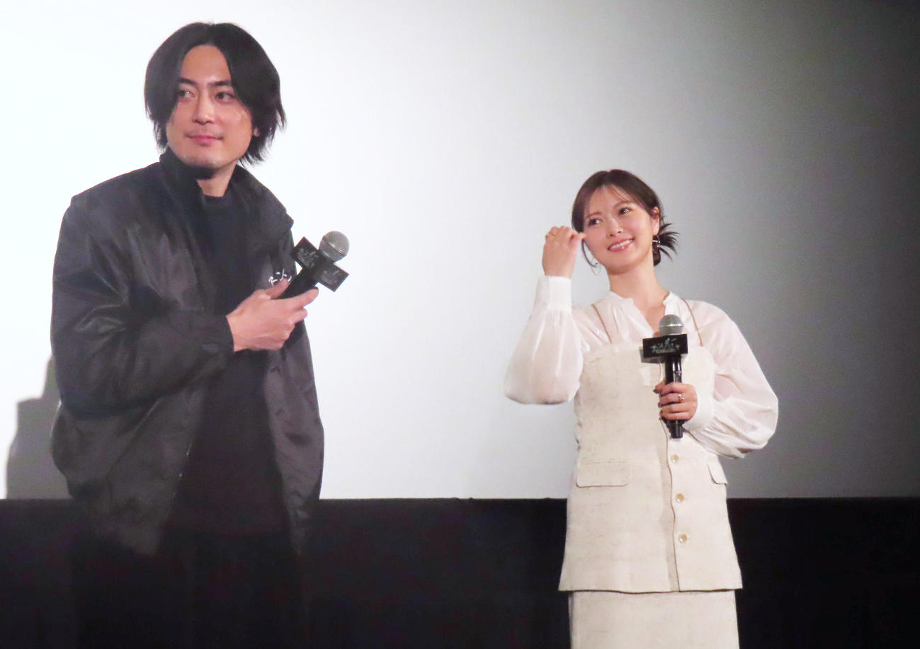 映画「アンダーニンジャ」高校生限定試写会に登壇した間宮祥太朗（左）と白石麻衣