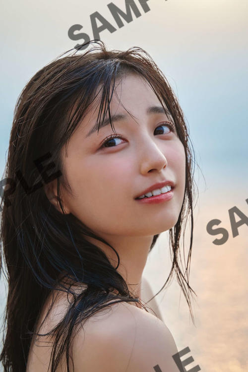 乃木坂46五百城茉央、ぬれ髪で優しくほほ笑む夕日ショット解禁　写真集特典ポストカードの１種
