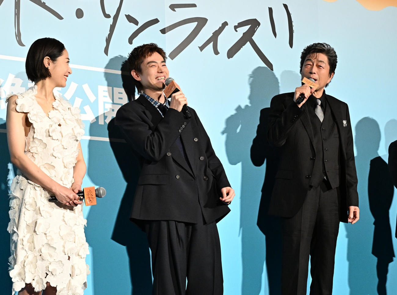 映画「サンセット・サンライズ」初日舞台あいさつで、中村雅俊が話す共演した小日向文世とのエピソードに笑う菅田将暉。左は井上真央（撮影・千葉一成）