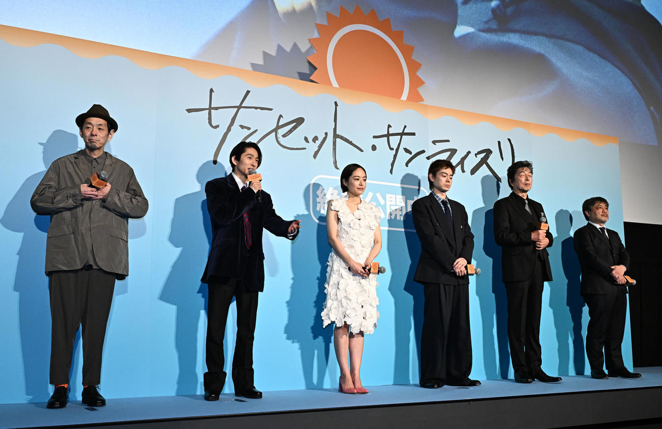 映画「サンセット・サンライズ」初日舞台あいさつに登場した、左から宮藤官九郎、三宅健、井上真央、菅田将暉、中村雅俊、岸善幸監督　（撮影・千葉一成）