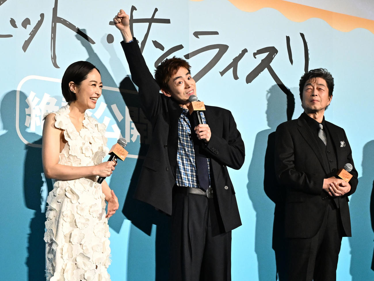 映画「サンセット・サンライズ」初日舞台あいさつで、初笑いエピソードを披露する菅田将暉。左は井上真央、右は中村雅俊（撮影・千葉一成）