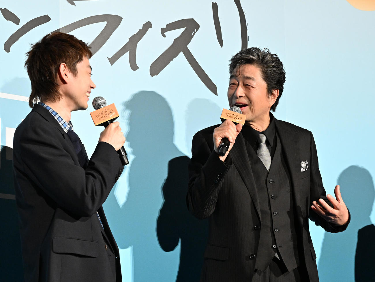 映画「サンセット・サンライズ」初日舞台あいさつで、菅田将暉（左）に共演した小日向文世とのエピソードを話す中村雅俊（撮影・千葉一成）