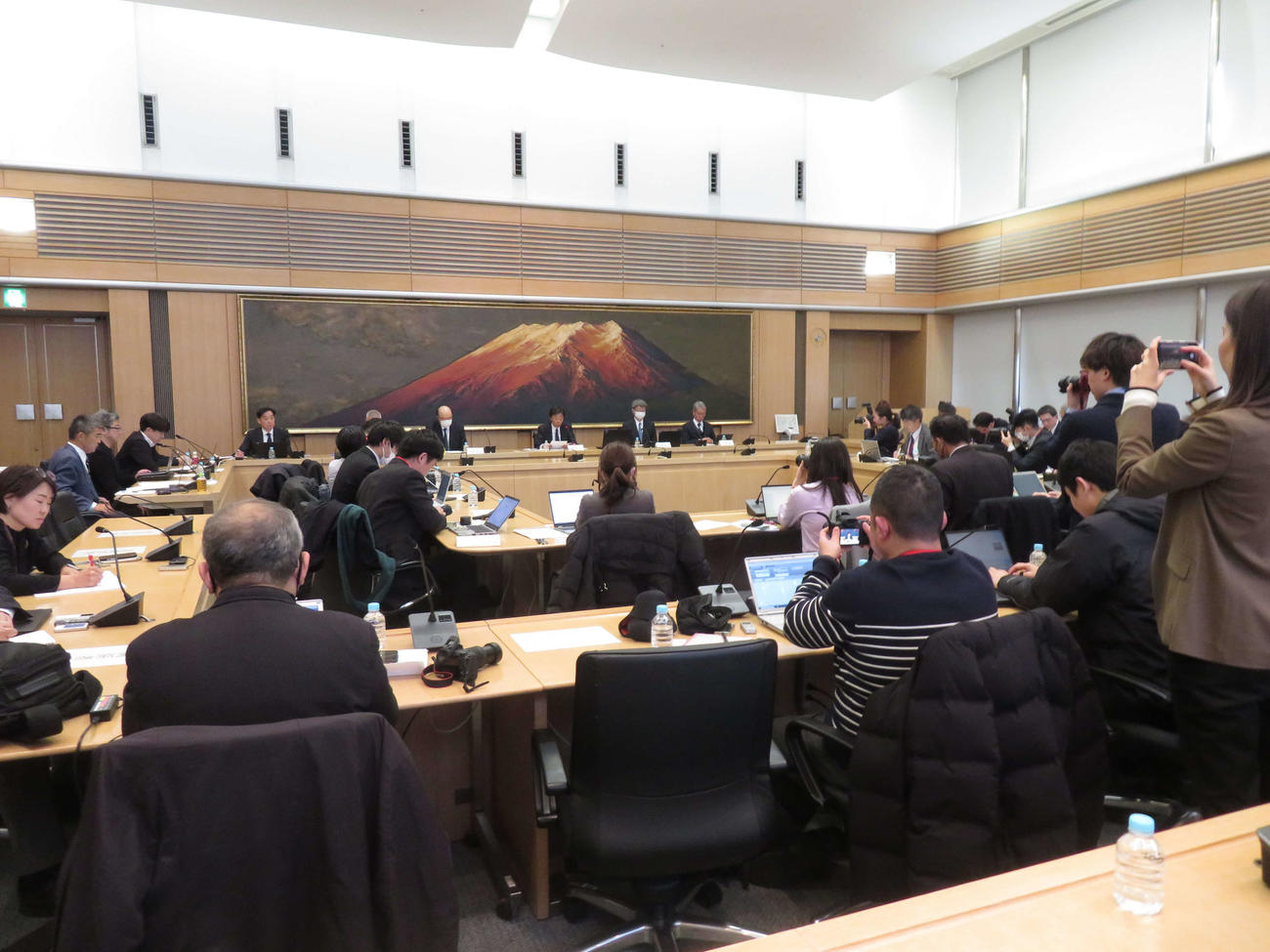 フジテレビで行われた定例会見の様子