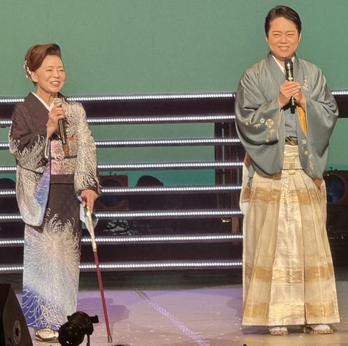 けん玉ギネス新記録の三山ひろしの御園座公演スタート、義母松前ひろ子も登場