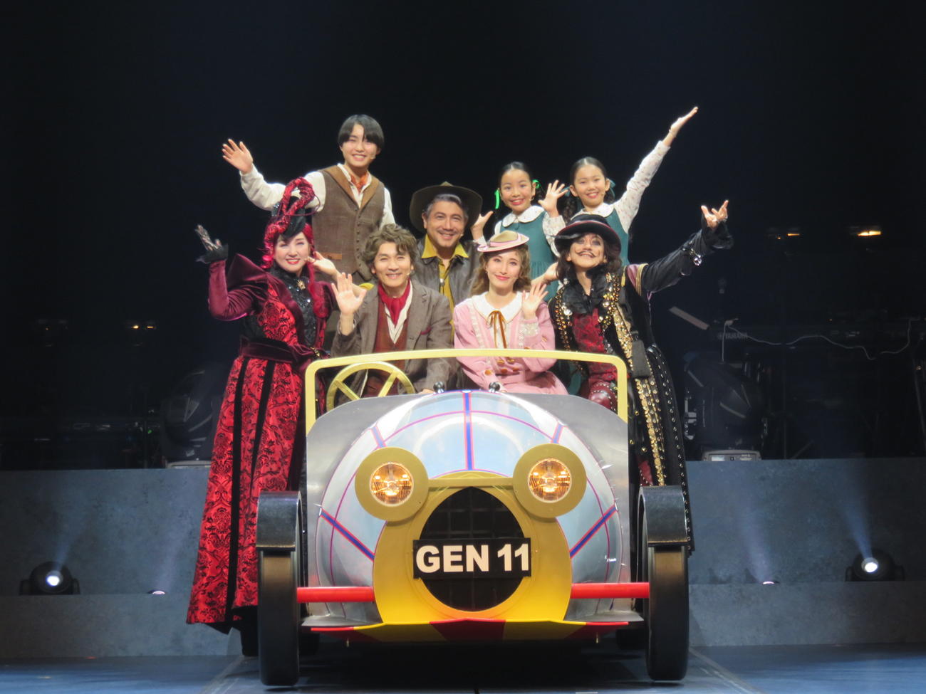魔法の車チキチキバンバンに乗り込んだ、ミュージカル「チキチキバンバン」の出演者たち。前列左から愛華みれ、長野博、実咲凛音、ダイアモンド☆ユカイ、後列左から小山十輝、別所哲也、美木美怜、寺田美蘭