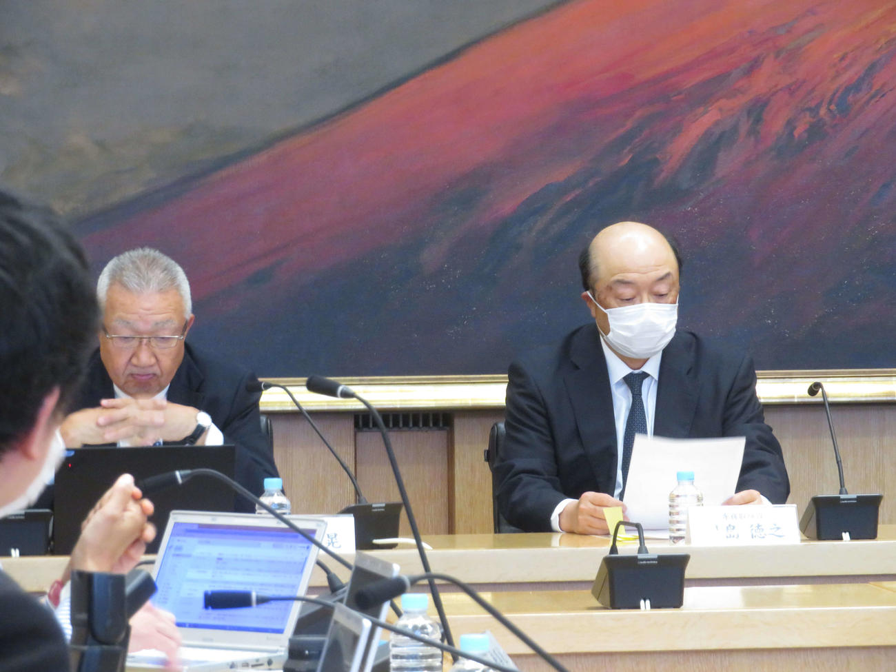 定例会見に出席した左からフジテレビ犬竹紳晃常務取締役、川島徳之専務取締役