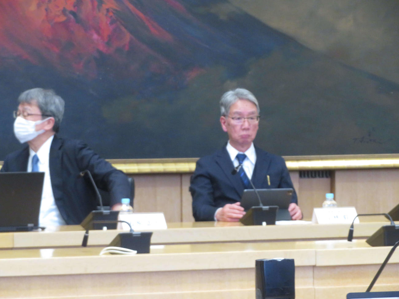 定例会見に出席した左からフジテレビ石原正人常務取締役、小林毅専務取締役