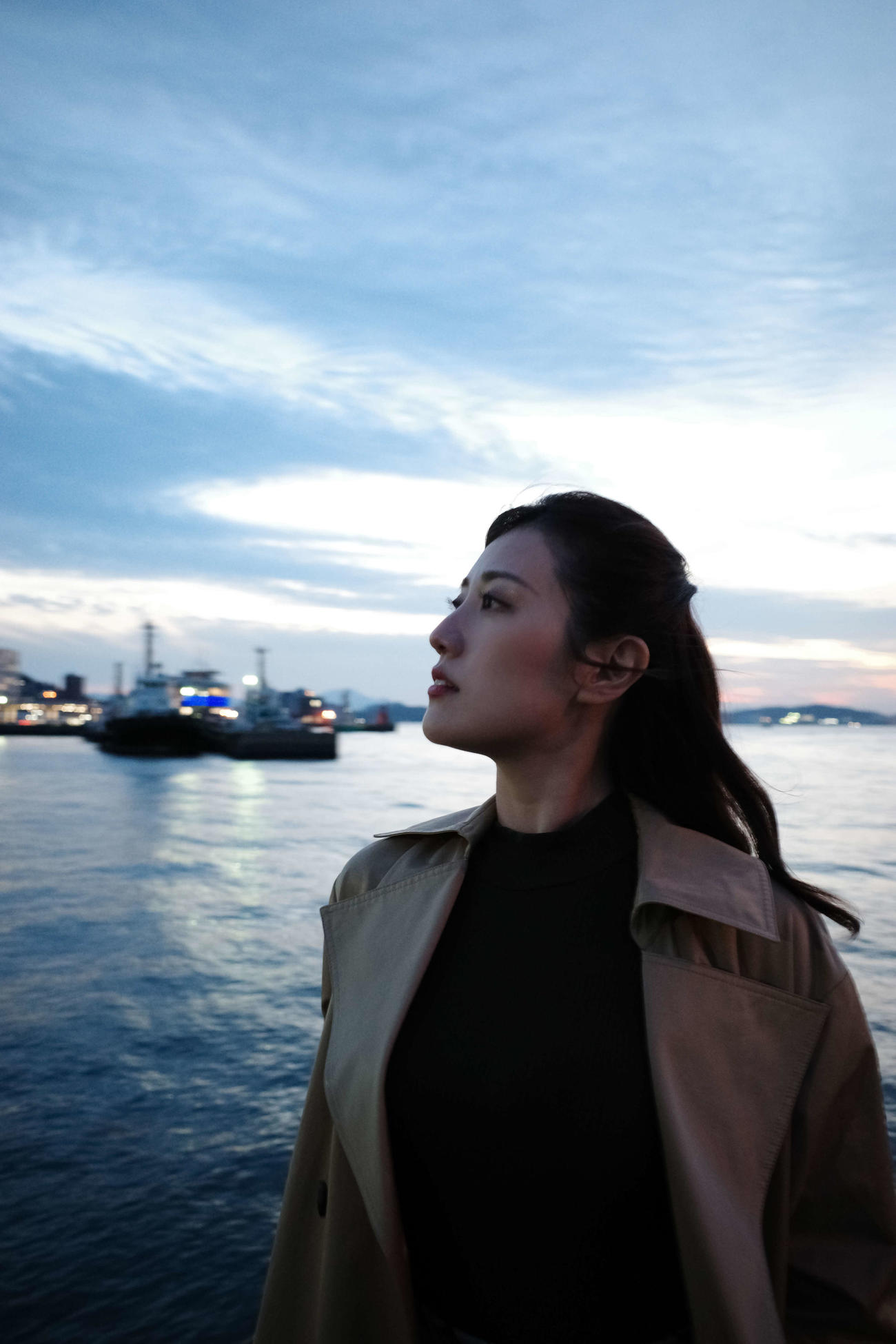 草野綾の10枚目DVD「Update」。地元の北九州で大人の魅力を披露