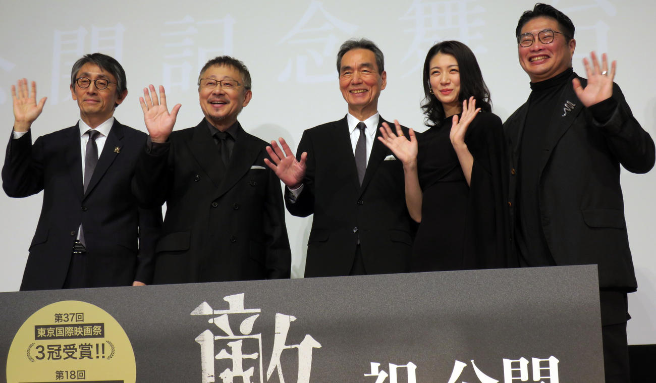 映画「敵」公開記念舞台あいさつで。左から、吉田大八監督、松尾貴史、長塚京三、瀧内公美、松尾諭