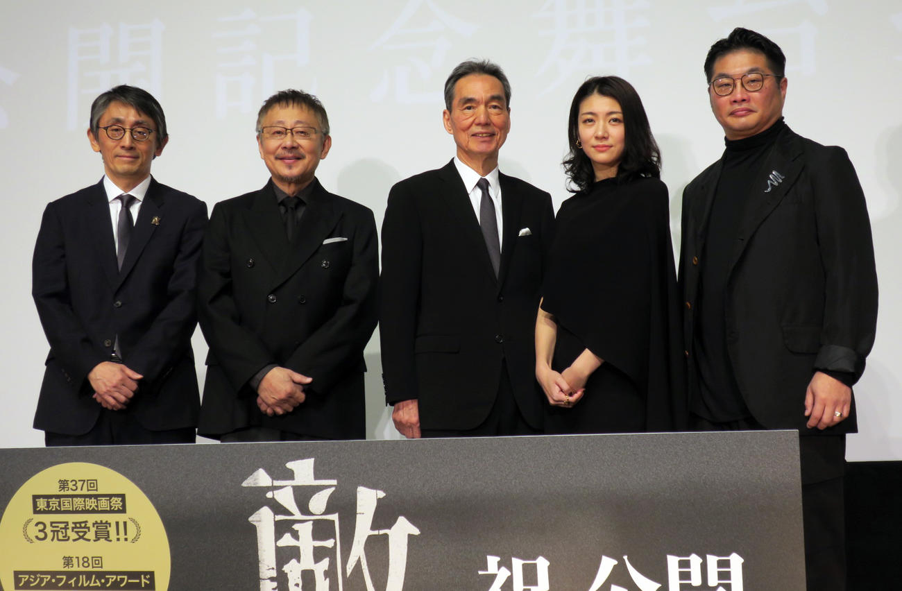 映画「敵」公開記念舞台あいさつで。左から、吉田大八監督、松尾貴史、長塚京三、瀧内公美、松尾諭