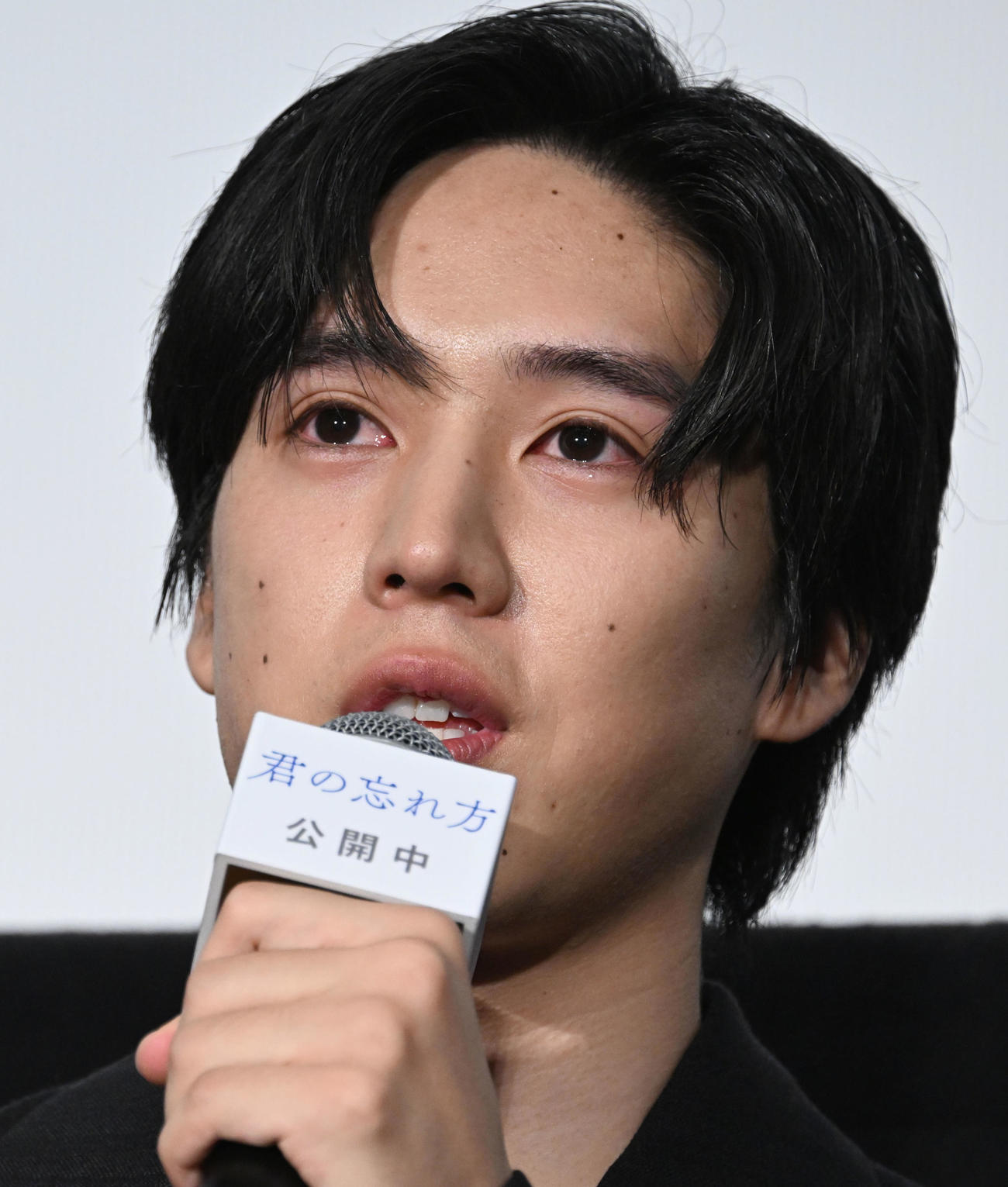 映画「君の忘れ方」公開記念舞台あいさつで南果歩から手紙朗読のサプライズを受け、感激の表情を見せる坂東龍太（撮影・千葉一成）