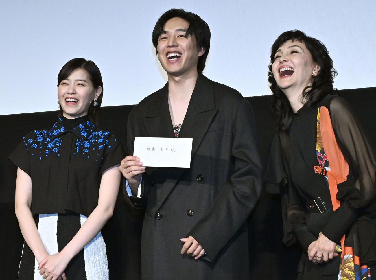 映画「君の忘れ方」公開記念舞台あいさつで南果歩（右）からサプライズで受けた手紙を笑顔を見せる坂東龍太、左は西野七瀬（撮影・千葉一成）