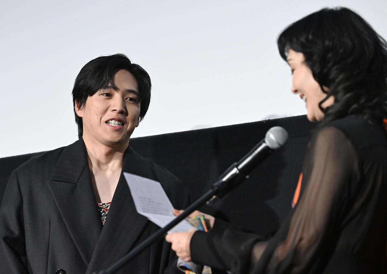 映画「君の忘れ方」公開記念舞台あいさつで南果歩（右）から手紙朗読のサプライズを受け、感激の表情を見せる坂東龍太（撮影・千葉一成）
