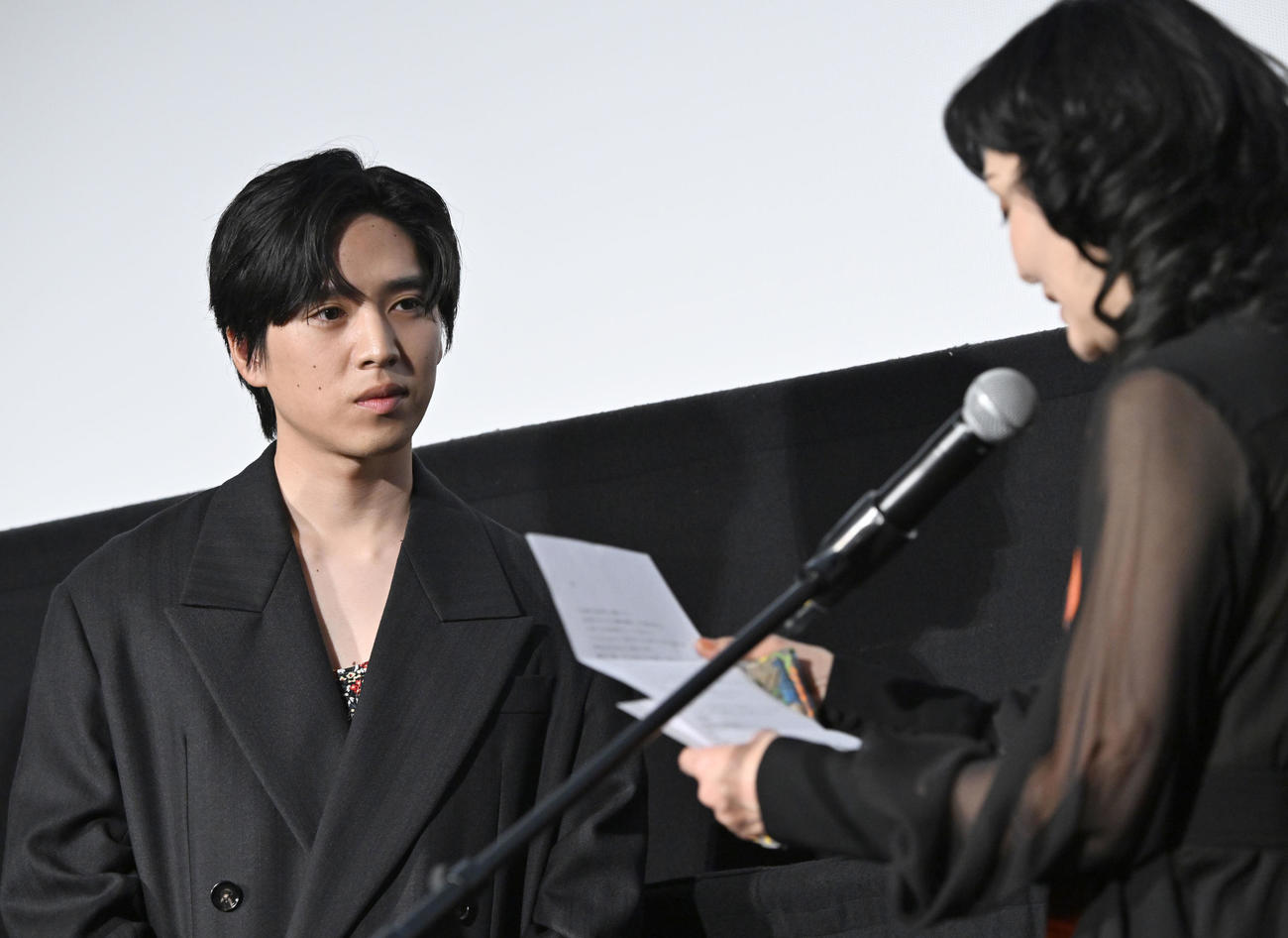 映画「君の忘れ方」公開記念舞台あいさつで南果歩（右）から手紙朗読のサプライズを聞く坂東龍太（撮影・千葉一成）