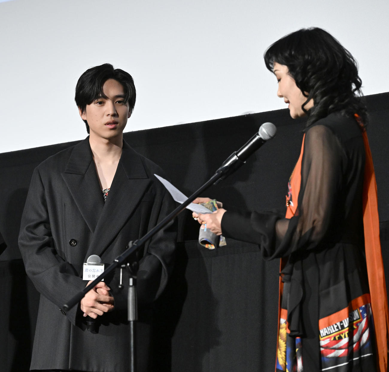 映画「君の忘れ方」公開記念舞台あいさつで南果歩（右）から手紙朗読のサプライズを受ける坂東龍太（撮影・千葉一成）